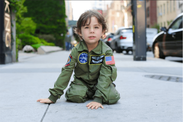 "Why are you wearing a pilot's outfit?" "I wear it every day." "Do you want to be a pilot when you grow up?" "No, I want to be a teacher." "Why aren't you wearing a teacher's outfit?" "I don't have one."